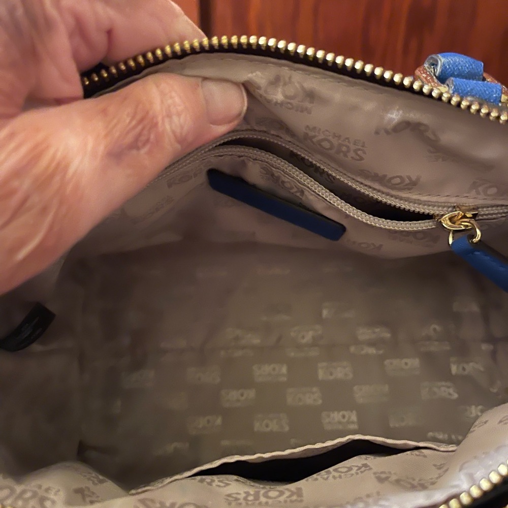 Michael Kors Authentic Crossbody. - image 1